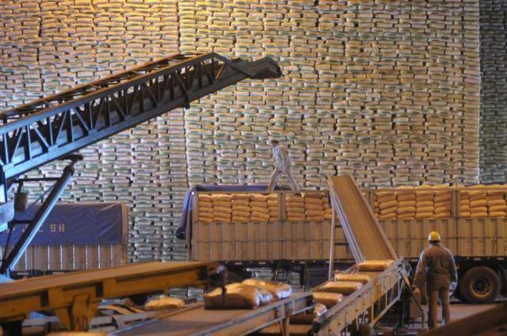Rebajan el cupo de exportaci�n de az�car