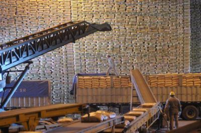 Rebajan el cupo de exportaci�n de az�car