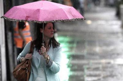 El verano empieza con lluvias y temperatura de 24 grados