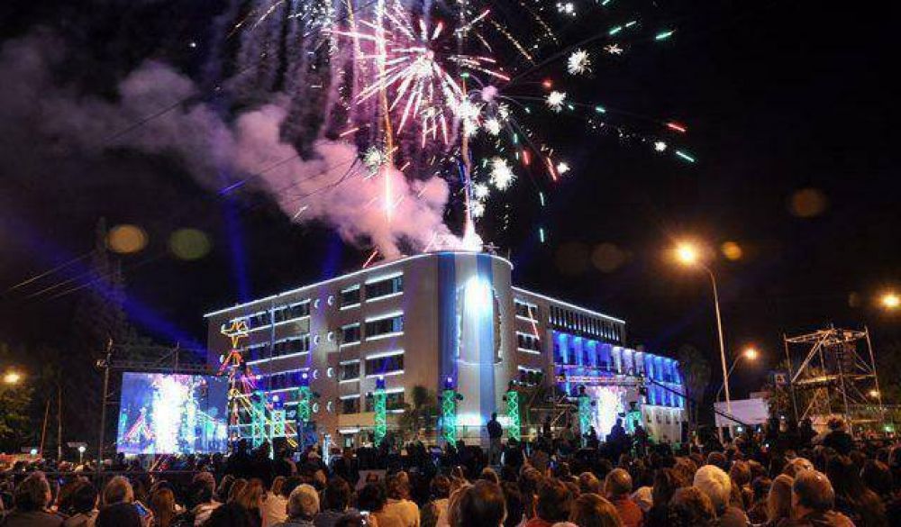 Los fuegos artificiales iluminaron la noche sanjuanina