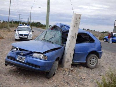 Dos j�venes chocaron su auto contra un pilar y uno qued� muy grave