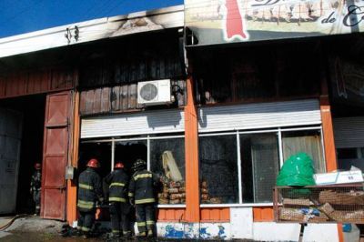 Incendio a metros del ACA moviliz� Bomberos y polic�as para actuar con urgencia