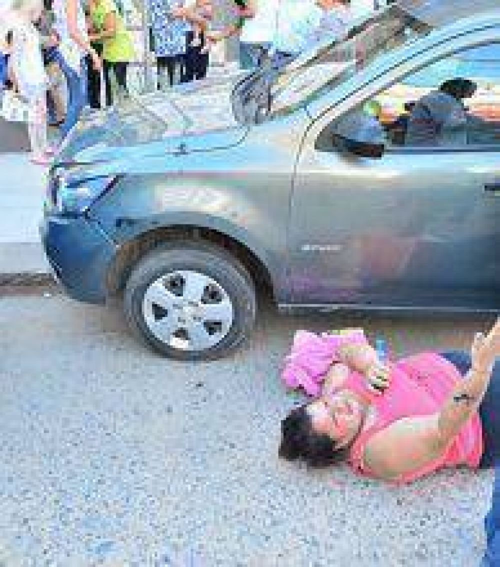 Cruzaba la calle y qued� atrapada