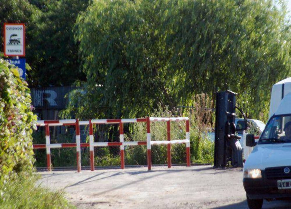 QUEJAS POR EL MAL ESTADO DEL CRUCE DE LAS V�AS DEL EXFERROCARRIL MITRE
