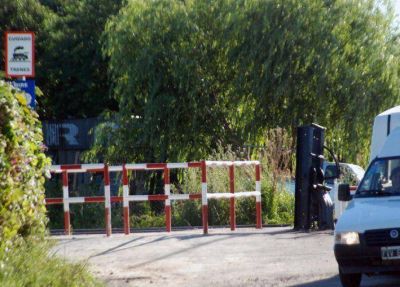 QUEJAS POR EL MAL ESTADO DEL CRUCE DE LAS V�AS DEL EXFERROCARRIL MITRE