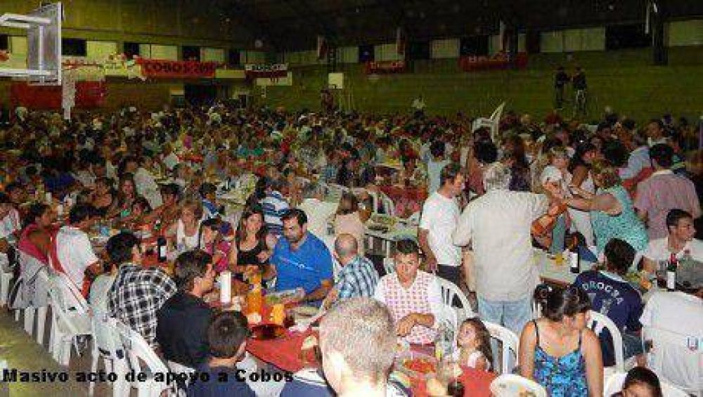 Julio Cobos se comprometi� con la Autonom�a Municipal