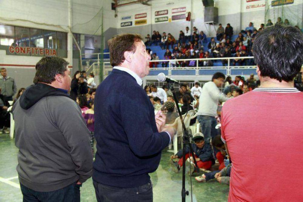 El gobernador Weretilneck entreg� premios y medallas de f�tbol a m�s de 700 chicos de Bariloche