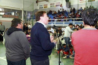 El gobernador Weretilneck entreg� premios y medallas de f�tbol a m�s de 700 chicos de Bariloche