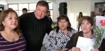Weretilneck entreg� subsidios para refaccionar viviendas