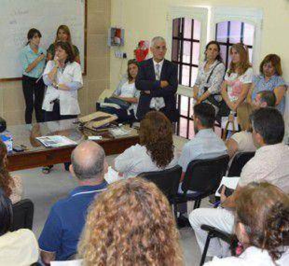 El ministro lo hizo con los equipos de atenci�n primaria y los inst� a continuar cuidando la salud de la gente