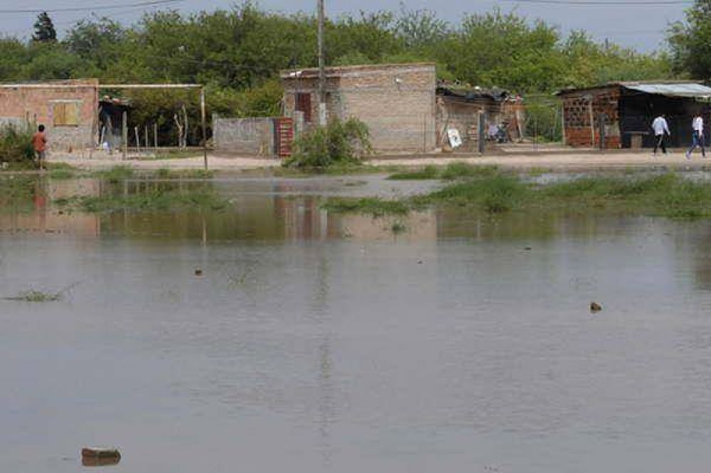 Asisten a varias familias afectadas por la tormenta