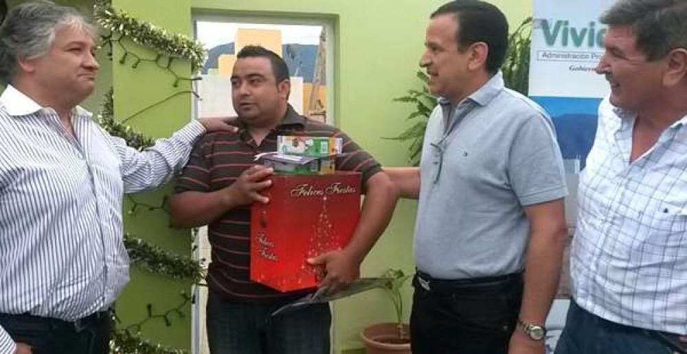Bosetti encabez� la entrega de viviendas del programa de 