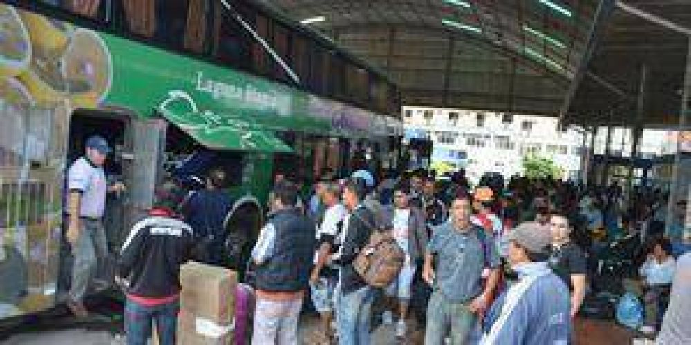 Cientos de personas llegan para pasar las fiestas de fin de a�o