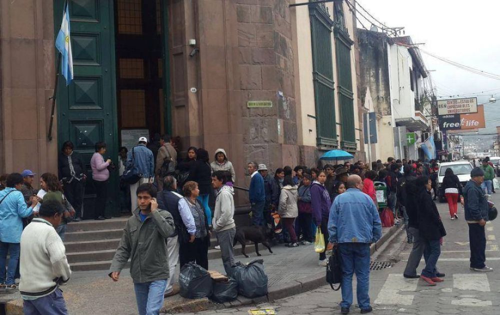 CONTIN�AN LAS QUEJAS POR MALA ATENCI�N EN EL BANCO NACI�N
