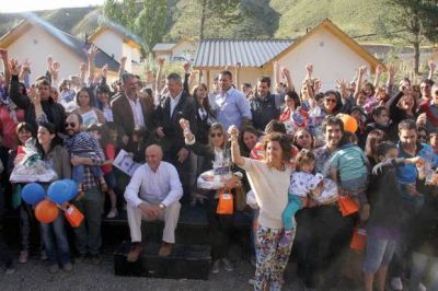 72 familias de Esquel recibieron las llaves de nuevas viviendas entregadas por el Gobierno