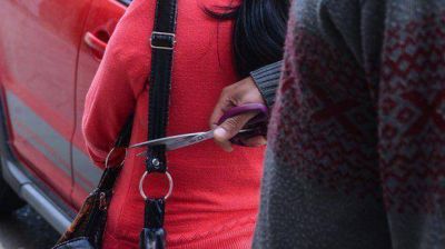 A una mujer le robaron la cartera con $8.000 en un supermercado