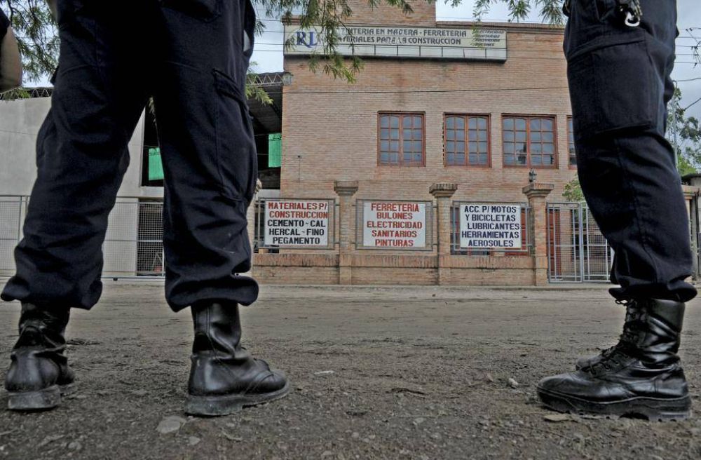 Un intruso muri� electrocutado en un corral�n