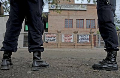 Un intruso muri� electrocutado en un corral�n