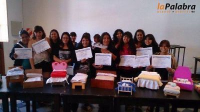 Entregaron diplomas a quienes se capacitaron en Atenci�n al Turista y Mucama 