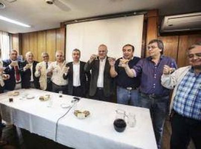 Brindis del Acuerdo C�vico: auguran que Cano ser� gobernador en 2015