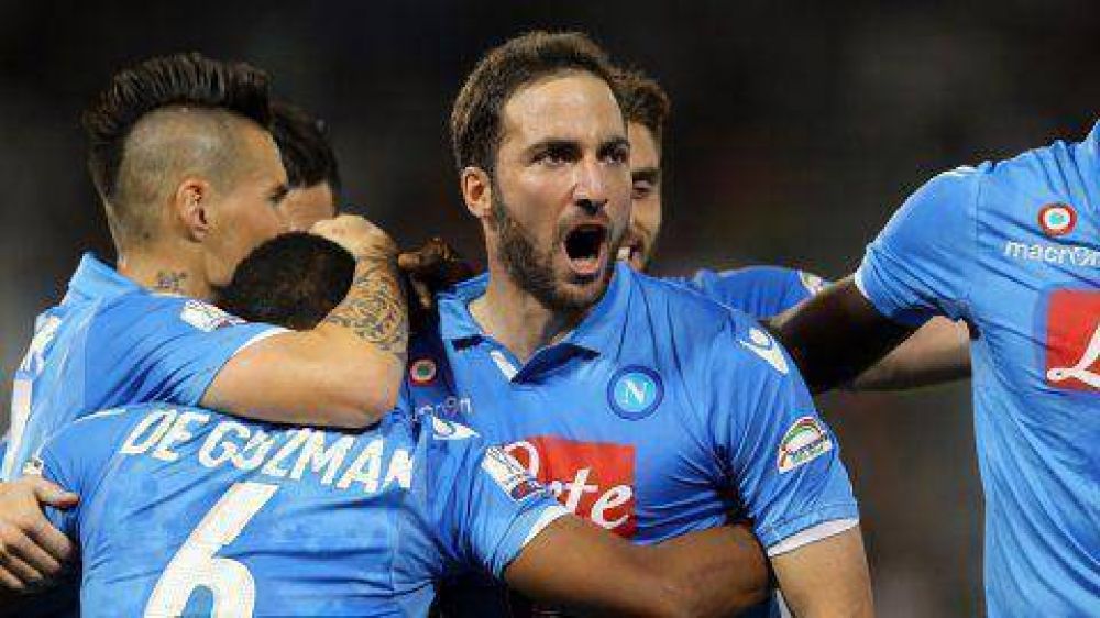 N�poli se consagr� campe�n de la Supercopa de Italia en un partido con Tevez e Higua�n como figuras