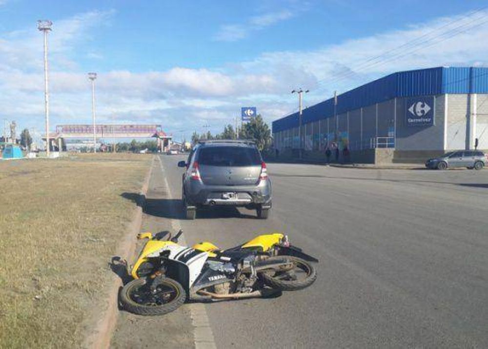 Motociclista result� herido tras chocar con una camioneta