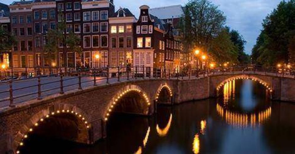 El alcalde de Amsterdam encendió velas de Jánuca contra la intolerancia