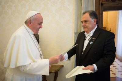 Eduardo Vald�s present� sus cartas al Papa Francisco en una ceremonia excepcional