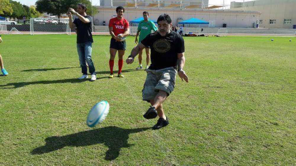 La zurda est� intacta: Maradona pate� penales con una pelota de rugby