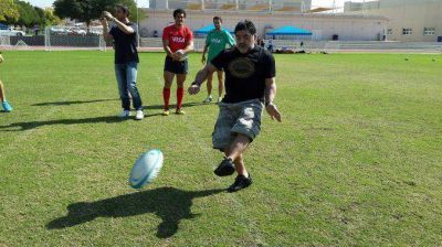La zurda est� intacta: Maradona pate� penales con una pelota de rugby