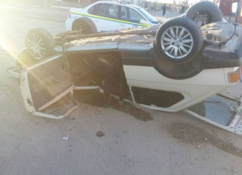 Se accident� un adolescente que manejaba un auto y beb�a con amigos