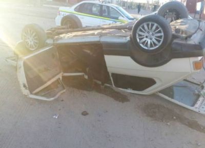 Se accident� un adolescente que manejaba un auto y beb�a con amigos