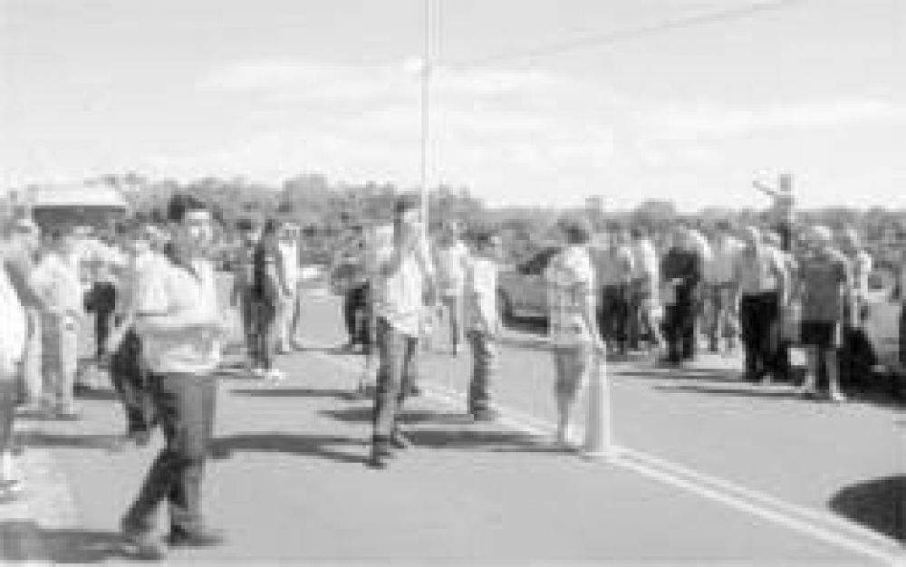 Taxistas de Puerto Iguaz� cortaron el paso sobre el puente internacional Tancredo Neves