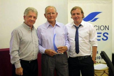 Emilio Czerner, una leyenda del remo, fue galardonado por la Fundaci�n Cepes