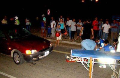 Intent� cruzar una avenida y fue chocado