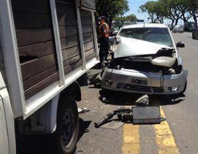Se colg� de un auto para recuperar su mochila robada