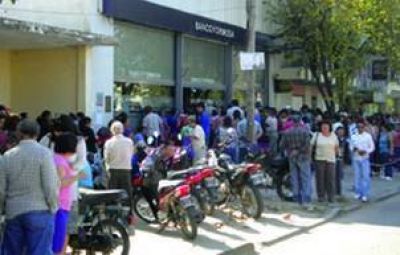Interminables colas en cajeros y ventanillas del Formosa