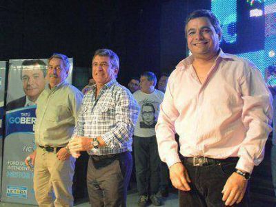 Urribarri de campa�a en C�rdoba: Recibi� el apoyo de intendentes de esa provincia
