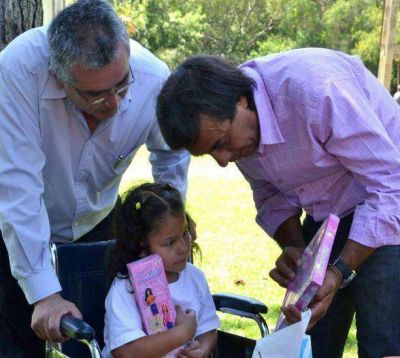 Ministro de Scioli visit� Quilmes para felicitar a una nena con discapacidad que asiste a un jard�n comunitario de Bernal