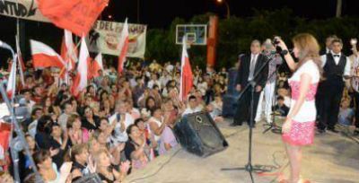 Claudia Zamora brind� junto a la militancia de la Capital