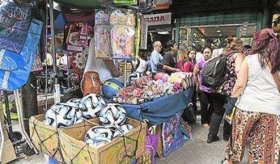 Los manteros desbordan las calles de Once y Flores