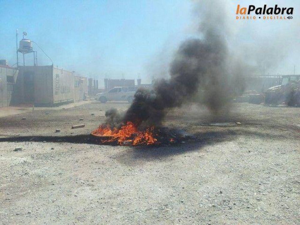 Protesta de obreros en las viviendas del PROCREAR