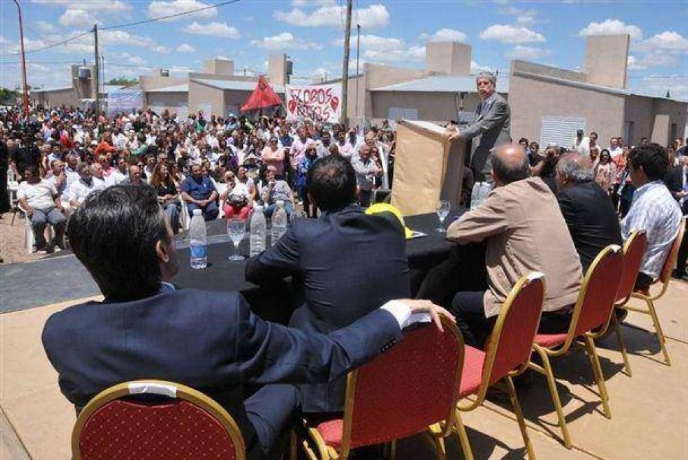 Se entregaron las viviendas y se firmaron convenios por m�s de noventa millones de pesos