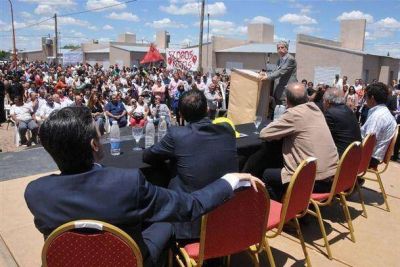 Se entregaron las viviendas y se firmaron convenios por m�s de noventa millones de pesos