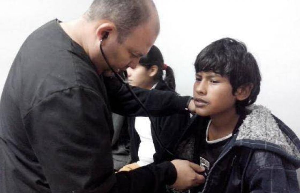 Revisi�n m�dica para los chicos de las escuelas de f�tbol de los barrios