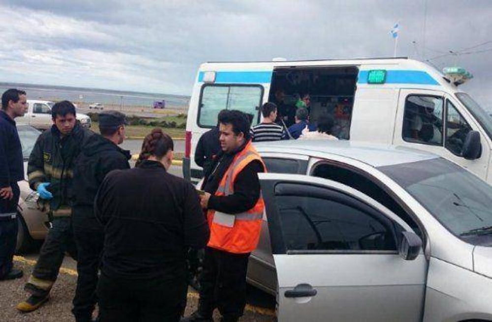 Dos mujeres hospitalizadas al chocar dos autos