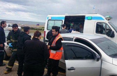 Dos mujeres hospitalizadas al chocar dos autos