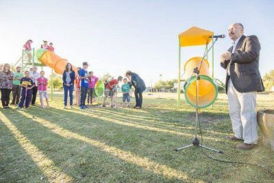 Inza inaugur� la plaza integradora en el barrio Santa Luc�a