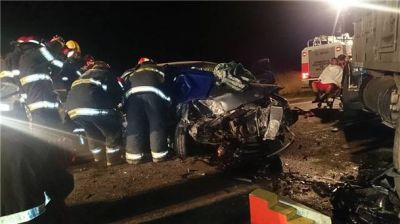 Un auto se incrust� contra un cami�n detenido sobre la ruta
