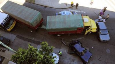 Un cami�n fuera de control destroz� a cuatro veh�culos